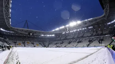 Suasana Allianz Stadium di Turin, Italia, (25/2). Salju tebal yang menutupi lapangan membuat pertandingan lanjutan Serie A Italia antara Juventus melawan Atalanta harus ditunda. (Alessandro Di Marco / ANSA via AP)