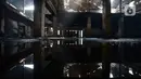 Kondisi bioskop Grand Theater yang terbakar di Simpang Lima Senen, Jakarta, Jumat (9/10/2020). Unjuk rasa menentang disahkannya Omnibus Law UU Cipta Kerja berujung aksi anarkis merusak berbagai fasilitas umum pada Kamis malam (8/10). (merdeka.com/Imam Buhori)