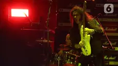 Gitaris asal Swedia, Yngwie Malmsteen saat tampil di pagelaran Hammersonic Festival di Pantai Carnival, Ancol, Jakarta, Sabtu (4/5/2024). (Liputan6.com/Herman Zakharia)