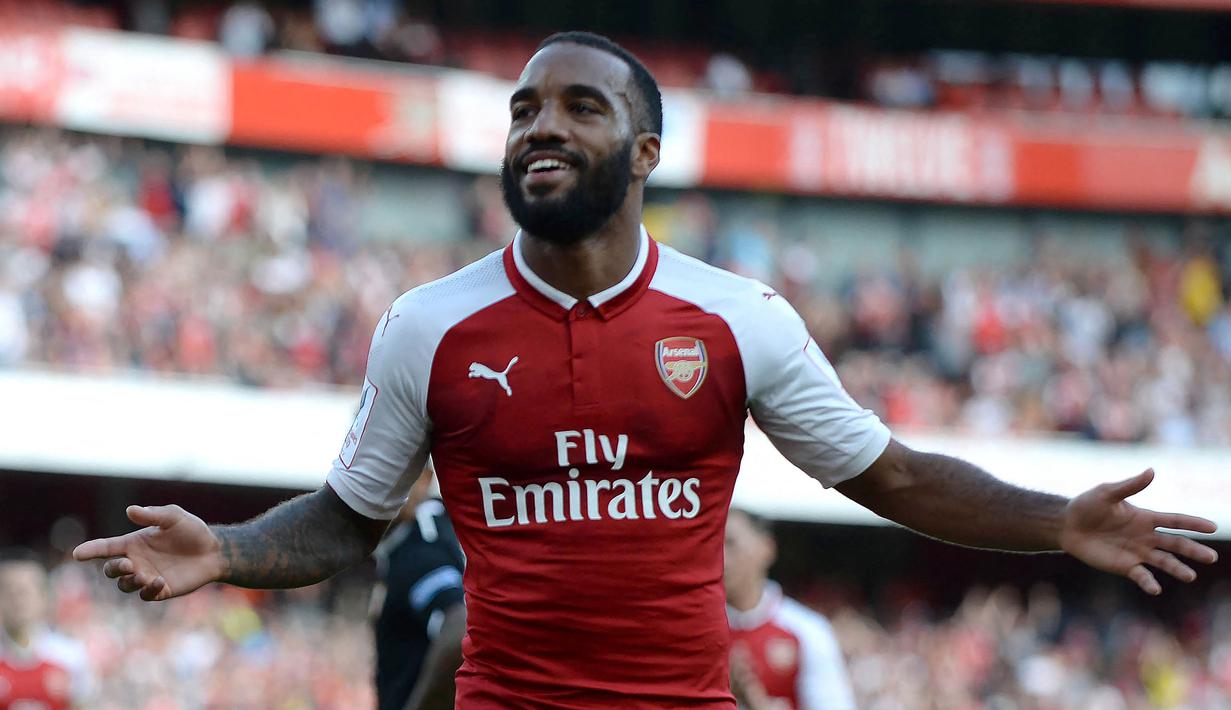 Alexandre Lacazette. Striker Prancis berusia 31 tahun yang baru saja meninggalkan Arsenal pada awal musim 2022/2023 untuk bergabung dengan Olympique Lyon ini tercatat sebagai salah satu pemain dengan jumlah gol terbanyak di musim debutnya bersama Arsenal. Ia didatangkan The Gunners dari Olympique Lyon dengan nilai transfer 53 juta euro pada awal musim 2017/2018. Di musim debutnya ia berhasil mencetak total 17 gol dari 39 laga, dengan rincian 14 gol di Liga Inggris dan 3 gol di Liga Europa. Selama 5 musim membela Arsenal, ia total mencetak 71 gol dari 206 laga di semua ajang. (AFP/Olly Greenwood)