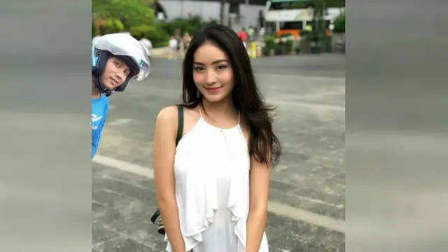Seorang warganet menggunakan kemampuan edit foto untuk mewujudkan imajinasinya berfoto dengan artis idola.