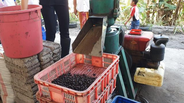 PT PLN (Persero) melalui anak usahanya, PT Indonesia Power Unit Pembangkitan (UP) Bali, mengolah limbah sampah menjadi bahan bakar untuk pembangkit listrik. Langkah ini untuk membantu mengurangi sampah di Kabupaten Klungkung, Bali.