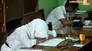 Beragam ekspresi pun muncul dari raut para siswa SMA 112 Jakarta yang mengikuti hari pertama ujian nasional, Senin (14/4/2014). (Liputan6.com/Johan Tallo)