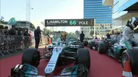 Pebalap Mercedes, Lewis Hamilton, menjadi yang tercepat pada sesi kualifikasi dan akan memulai balapan F1 GP Baku di pole position. (Twitter/@F1)