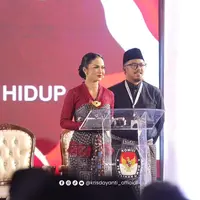Krisdayanti serta wakilnya Kresna Dewanata yang juga mengenakan batik, tampil prima dalam debat pertama tersebut. Diketahui tema debat yang diadakan oleh KPU Kota Batu malam hari itu adalah Pariwisata, Pertanian, Agraria dan Lingkungan Hidup. (Liputan6.com/IG/@krisdayanti_official)