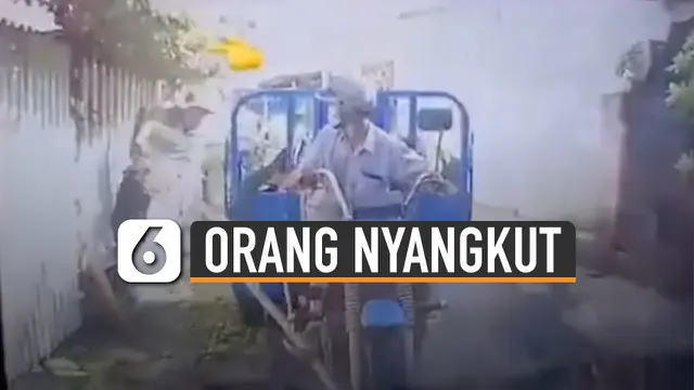 VIDEO: Dua Kendaraan Nyaris Tabrakan, Satu Orang Tersangkut Tangga