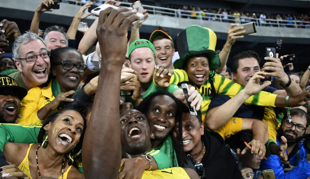 Sebelumnya, Usain Bolt juga meraih medali emas 100m yang ketiga kali secara beruntun. Tak heran bila Bolt disebut legenda sprint dunia karena merajai nomor 100m dan 200m dalam tiga olimpiade terakhir. (AFP/Damien Meyer)