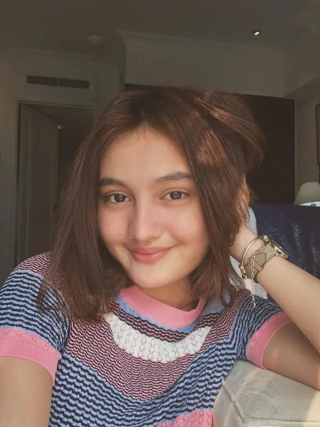 7 Potret Laura Jackson, Adik Zoe Jakson yang Tak Kalah Memesona