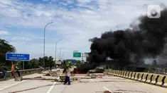 Sejumlah warga melakukan aksi menutup akses jalan menuju Gerbang Tol (GT) Jatikarya 1& 2, di Jalan tol Cimanggis-Cibitung, Bekasi, Jawa Barat, Rabu (8/2/2023). Dalam aksinya mereka menuntut Pengadilan Negeri Kota Bekasi segera menyelesaikan pembayaran atas penggunaan tanah untuk tol seluas 4,2 hektar. (Liputan6.com/Herman Zakharia)