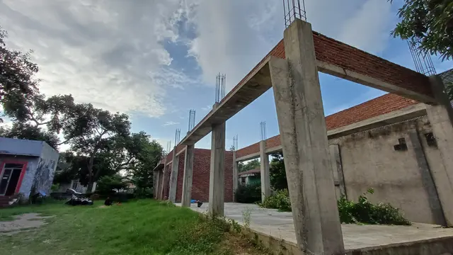 Pengerjaan bangunan rumah singgah di halaman LBH Banda Aceh yang membutuhkan donasi publik (Liputan6.com/Rino Abonita)