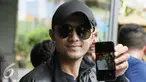 Hengky Kurniawan memperlihatkan foto rekan bisnisnya di Polda Metro Jaya, Jakarta, Senin (8/8). Kedatangan Hengky untuk melaporkan rekan bisnisnya bernama Hendric Kusnadi dengan tuduhan melakukan penipuan dan penggelapan. (Liputan6.com/Herman Zakharia)