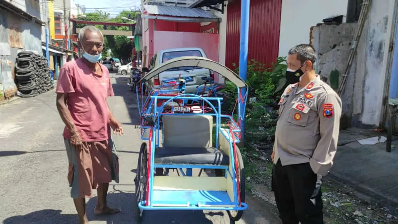 Kapolsek Mojoroto Kediri Kompol Muhklason membelikan becak warga yang kehilangan becak. (Dian Kurniawan/Liputan6.com)