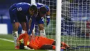 Kiper Chelsea Edouard Mendy cedera saat melawan Chelsea pada pertandinganLiga Inggris di Stadion Stamford Bridge, London, Inggris, Senin (8/3/2021). Chelsea menang 2-0. (Glyn Kirk/Pool via AP)