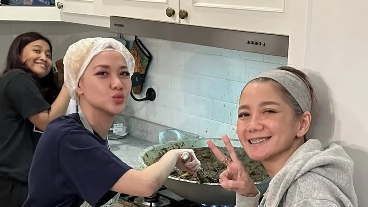 Bunga Citra Lestari saat Masak Rendang untuk Lauk Lebaran