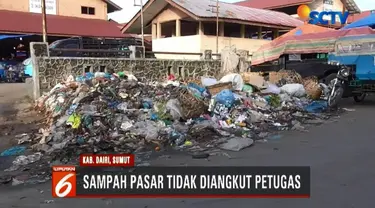 Selain sampah yang menumpuk, pusat pasar Sidikalang juga terlihat kumuh karena pedagang berjualan dengan posisi yang tidak teratur.