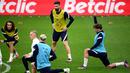Para pemain Prancis melakukan pemanasan selama mengikuti sesi latihan di Stadion Velodrome di Marseille, Prancis selatan (24/3/2022). Prancis akan bertanding melawan Pantai Gading pada pertandingan persahabatan. (AFP/Franck Fife)