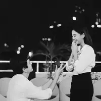 Moment Rendi berlutut dihadapan Glenca [Foto: Instagram.com/glencachysaraofficial]