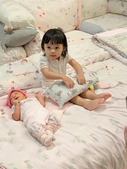 Momen menggemaskan Baby Ameena saat bersama sang adik, Azura. Potret tersebut dibagikan oleh Atta Halilintar. Baby Ameena yang habis mandi tampak menggemaskan jagain adiknya. [Instagram/azuraatta]