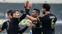 Para pemain Juventus saat merayakan gol Alvaro Morata (kiri) ke gawang Chievo Verona, pada laga lanjutan Serie-A, di Bentegodi Stadium, Minggu (31/1/2016). (AFP/Giuseppe Cacace).