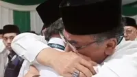 Momen Gus Yahya Menangis Haru Peluk Amir Said Husni Usai LPJnya Diterima Muktamar