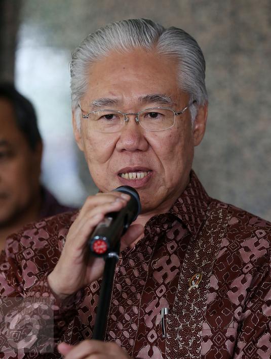 Mendag, Enggartiasto Lukita (kanan) memberi keterangan usai melakukan rapat kordinasi di Mabes Polri, Jakarta, Selasa (29/11). Rapat tersebut menyambut Akhir Tahun 2016 kedepan agar semua berjalan aman baik. (Liputan6.com/Johan Tallo)