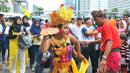 Seorang peserta ikut menari Tari Pendet khas Bali dalam parade kebudayaan bertajuk 'Kita Indonesia' di kawasan Bundaran HI, Jakarta, Minggu (4/12). Para peserta Parade Kebudayaan tampak antusias menyaksikan tarian itu. (Liputan6.com/Angga Yuniar)