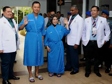 Pasangan Cagub Cawagub DKI Jakarta 2017 Agus Harimurti Yudhoyono dan Sylviana Murni menyapa media saat akan menjalani tes kesehatan di RSAL Dr. Mintoharjo, Jakarta, Sabtu (24/9). (Liputan6.com/Gempur M Surya). 