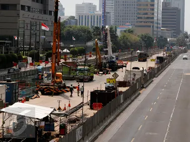 Kondisi lalu lintas di kawasan Bundaran HI, Jakarta tampak lancar, Selasa (1/9/2015). Arus lalu lintas di kawasan Bundaran HI terlihat sepi dari pedemo. (Liputan6.com/Yoppy Renato)
