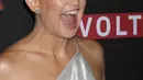 Kate Hudson tertawa disela pemotretan di karpet merah perhelatan UrbanWorld Film Festival, New York City, 23 September 2017. Di acara itu, Kate Hudson pertamakalinya tampil lagi di karpet merah usia memangkas habis rambutnya. (Victor Malafronte/AP Photo)