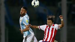 Perebutan bola antara pemain Argentina, Martin Demichelis, dan pemain Paraguay, Angel Romero, dalam laga Kualifikasi Piala Dunia 2018 zona Amerika Selatan, di Stadion Mario Kempes, Cordoba, Rabu (12/10/2016) pagi WIB. (Reuters/Marcos Brindicci)