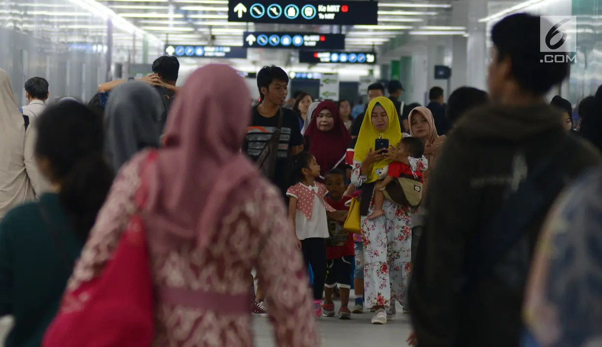 Warga bersiap mencoba menaiki moda raya Terpadu  Mass Rapid Transit  MRT di Stasiun MRT Bundaran HI, Jakarta, Jumat (29/3). Terkait tarif kereta MRT minimum yag telah disepakati adalah Rp.3000 sampai maksimum Rp.14.000 dari Lebak Bulus- Bundaran HI. (merdeka.com/Imam Buhori)