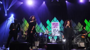 Puncak acara Java Jazz Festival  2015 menampilkan kolaborasi Chaka Khan dengan Incognito di JiExpo Kemayoran, Jakarta, Sabtu (7/3/2015). (Liputan6.com/Faizal Fanani)