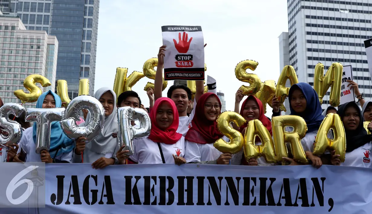 Massa yang tergabung dalam Lintas Pemuda Etnis Nusantara melakukan aksi kampanye di Bundaran HI, Jakarta, Minggu (10/9). Mereka mengajak warga agar tidak menggunakan isu SARA untuk menyukseskan Pilkada. (Liputan6.com/Gempur M Surya)