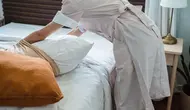 Ilustrasi merapikan tempat tidur di pagi hari. Credit: Pexels/lilianadrew