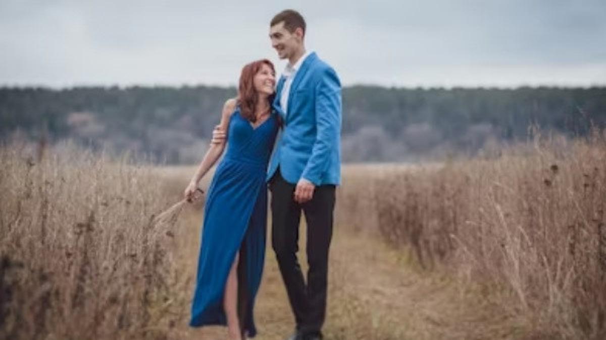 8 Inspirasi Baju Kondangan Couple Terbaru 2025, Tampil Senada dan Memesona Bersama Pasangan