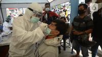Petugas medis mendata pengendara yang terjaring razia masker di Jalan Panjang, Kedoya, Jakarta Barat, Senin (2812/2020). Pengendara yang tidak mengenakan masker langsung menjalani rapid test antigen gratis untuk mencegah penularan COVID-19. (merdeka.com/Dwi Narwoko)