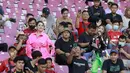 Penampilan penyanyi dangdut Jenita Janet (kiri) dan Ghea Youbi (kanan) saat memeriahkan acara Pembukaan Piala Presiden 2022 di Stadion Manahan, Solo, Jawa Tengah, Sabtu (11/6/2022). (Bola.com/Arief Bagus)