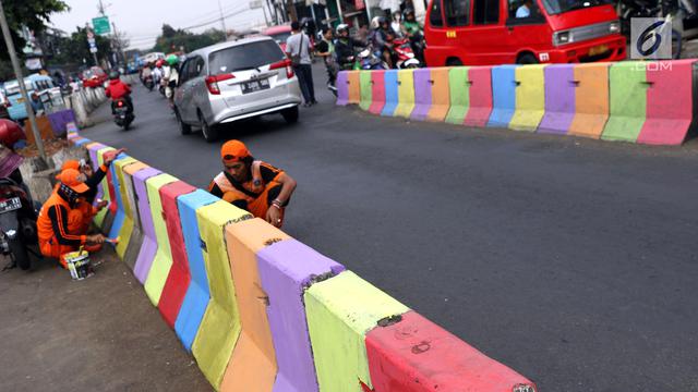Warna-warni Pemisah Jalan di Kawasan Pasar Minggu