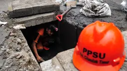 Pemprov DKI Jakarta gencar membongkar saluran air untuk menghadapi musim penghujan, Jakarta, Selasa (3/11/2015). Gubernur Ahok memfokuskan pengerukan pada saluran air yang tertutup beton. (Liputan6.com/Yoppy Renato)