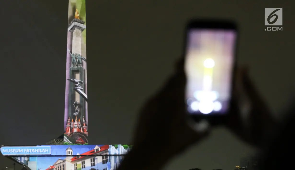 Video mapping Museum Fatahilah hingga patung Bundaran HI menghiasi Tugu Monas, Jakarta, Senin (13/8). Video mapping tersebut diputar dalam rangka memeriahkan Asian Games 2018 dan HUT Kemerdekaan RI. (Liputan6.com/Immanuel Antonius)