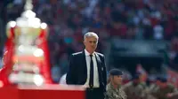 Mourinho Dedikasikan Trofi Pertamanya di MU untuk Van Gaal