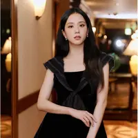 Detail gaun hitam yang digunakan oleh Jisoo ini pun membuat penampilannya semakin terlihat memesona. Bahkan, tak sedikit netizen yang memuji penampilan Jisoo melalui unggahan di akun Instagram pribadinya. (Liputan6.com/IG/@yg_stage)