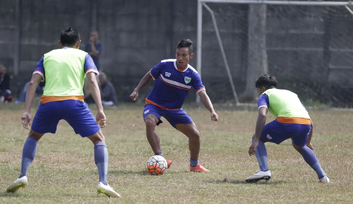 Pemain PBR, Dibyo Caesario mengontrol bola pada latihan jelang Piala Jenderal Sudirman di Lapangan National Youth Training Center, Sawangan, Depok, Jawa Barat, Senin (2/11/2015). (Bola.com/Vitalis Yogi Trisna)