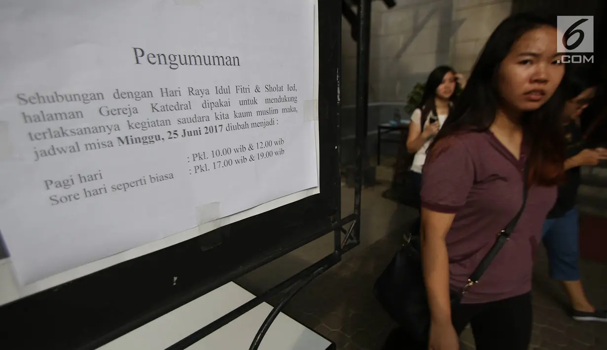 Pengumuman perubahan jadwal misa terpampang di Gereja Katedral Jakarta, Jumat (23/6). Hal itu dilakukan sebagai bentuk toleransi untuk umat muslim yang akan mengikuti Salat Id di Masjid Istiqlal. (Liputan6.com/ Immanuel Antonius)  