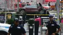 Polisi menutup lokasi sebuah mobil yang menabrak para pejalan kaki di trotoar Times Square, New York, Kamis (18/5). Polisi yang melakukan penangkapan mengungkapkan jati diri pengendara itu sebagai Richard Rojas (26). (Jewel SAMAD/AFP)