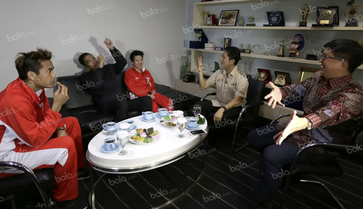 Liliyana Natsir dan Tontowi Ahmad, berbincang dengan Ketua Umum PBSI, Gita Wirjawan, Presdir Bintang Toedjoe, Simon Jonatan, serta Vice President Director EMTEK, Sutanto Hartono (kanan), di Studio SCTV. (Bola.com/Arief Bagus)