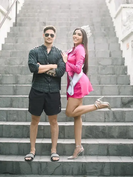 Sambil memakai selempang Miss Queen 2021, Millen tampil dengan shirt dress berwarna pink. @millencyrus