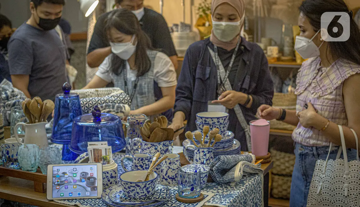 Pengunjung melihat produk kerajinan di salah satu stan pada pameran Inacraft 2022 di Balai Sidang Jakarta Convention Center (JCC), Rabu (23/3/2022). Penyelenggaraan Inacraft ke-22 ini mengusung tema “Smiling Heritage of West Java; From Smart Village to Global Market”. (Liputan6.com/Faizal Fanani)
