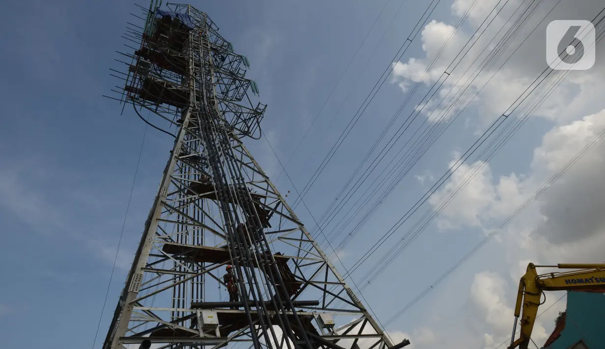 Pekerja menyelesaikan proyek strategis nasional SUTET 500 KW Muara Tawar-Bekasi di Rawa Bebek, Jakarta, Jumat (10/12/2021). PT PLN (Persero) Unit Induk Pembangunan Jawa Bagian Barat (PLN UIP JBB) sepanjang 2020 merampungkan 22 proyek jaringan. (merdeka.com/Imam Buhori)