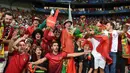 Suporters Portugal merayakan kemenangan timnya atas Wales pada semi-final Piala Eropa 2016 di Stadion Parc Olympique Lyonnais, DÈcines-Charpieu, Prancis, Kamis (7/7/2016) dini hari WIB. (EPA/Filip Singer)
